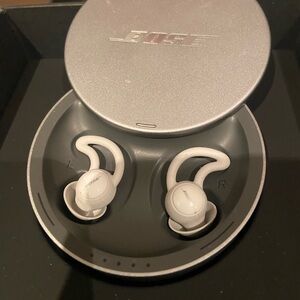 Bose White SLEEPBUDS with Silver Charging Case